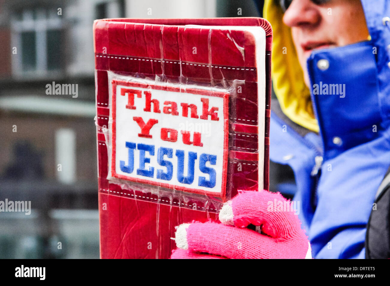 Belfast, Nordirland, 1. Februar 2014 - eine christliche Frau hält, eine Bibel mit "Thank You Jesus" auf der Titelseite wie sie, eine Menschenmenge Predigt um Kredit zu protestieren: Stephen Barnes/Alamy Live News Stockfoto