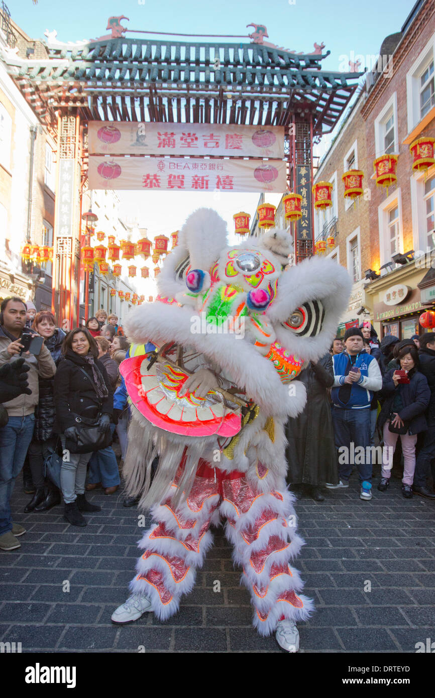 Chinatown, London, UK. 1. Februar 2014. Mehrere chinesische Kampfkunst-Schulen durchgeführt Löwentänze in vollem Kostüm in Londons Chinatown, das Jahr des Pferdes/Chinese New Year Feiern. Die Löwen-Dancers performten den traditionellen Brauch der "cai Qing", Chinesisch für "zupfen die grünen". Diese traditionellen Löwentanz wird geglaubt, um Glück zu bringen und Vermögen, um das Geschäft und die Truppe mit den "roten Umschlag" mit Geld belohnt wird. Bildnachweis: Nick Savage/Alamy Live-Nachrichten Stockfoto