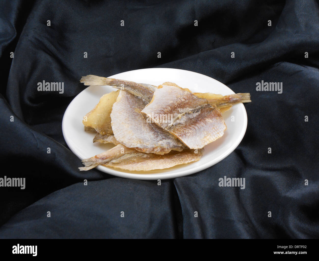 Dorade Fisch auf einem weißen Teller Stockfoto