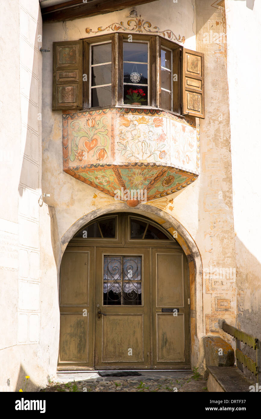 Haus im Engadin im Dorf Guarda mit alten bemalten 17. Jahrhundert Steinbauten, Schweiz Stockfoto