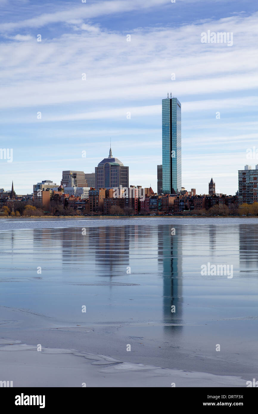Einem kalten Nachmittag Wintertag mit den Charles River eingefroren und Skyline von Back Bay Stockfoto