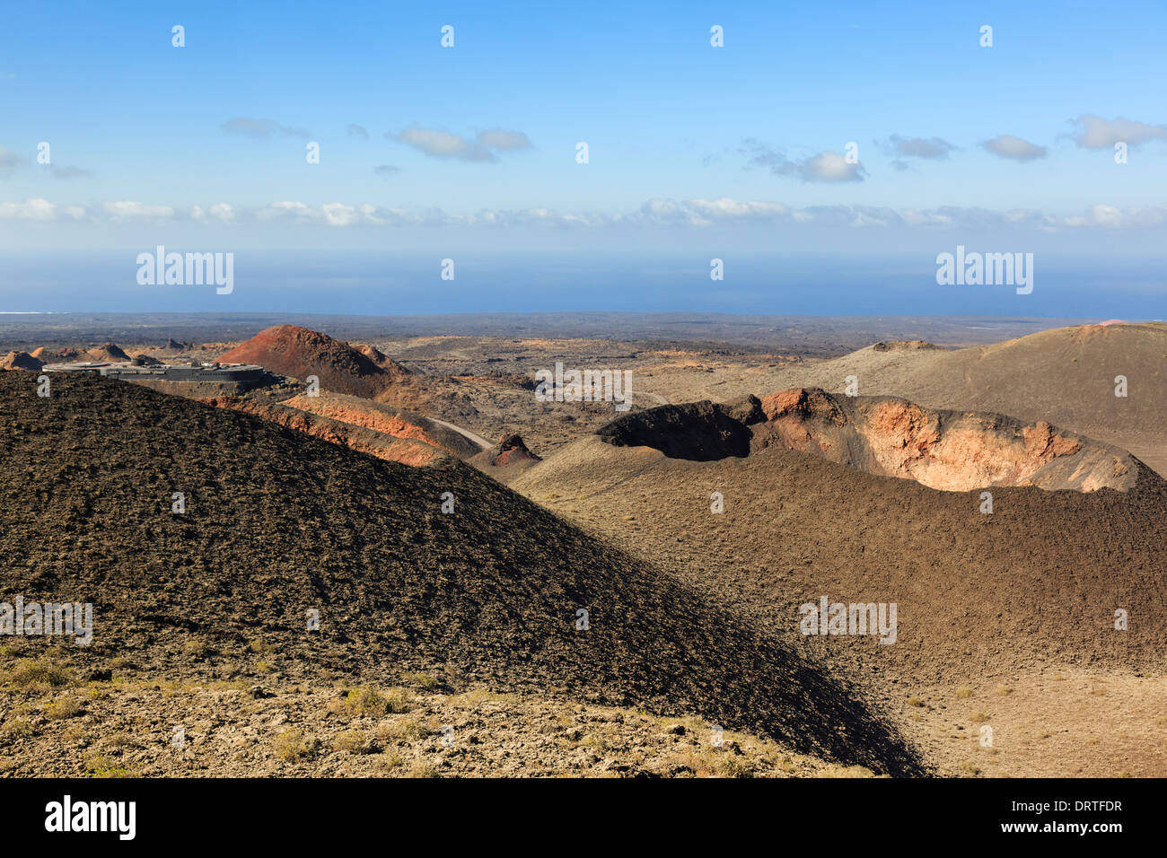 Montanas del Fuego oder Feuer in den Bergen und der vulkanischen Landschaft von Lava und Asche ein Krater in Parque Nacional de Timanfaya Nationalpark auf Lanzarote Stockfoto