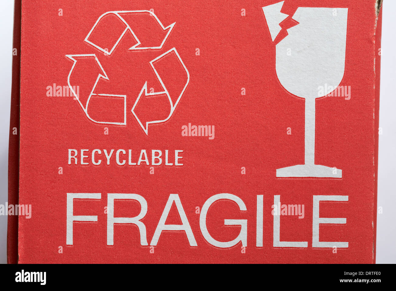 Recycelbares Logo und Informationen zu zerbrechlichem Glas auf Karton – Symbol für Recycling Recycling-Logo Stockfoto
