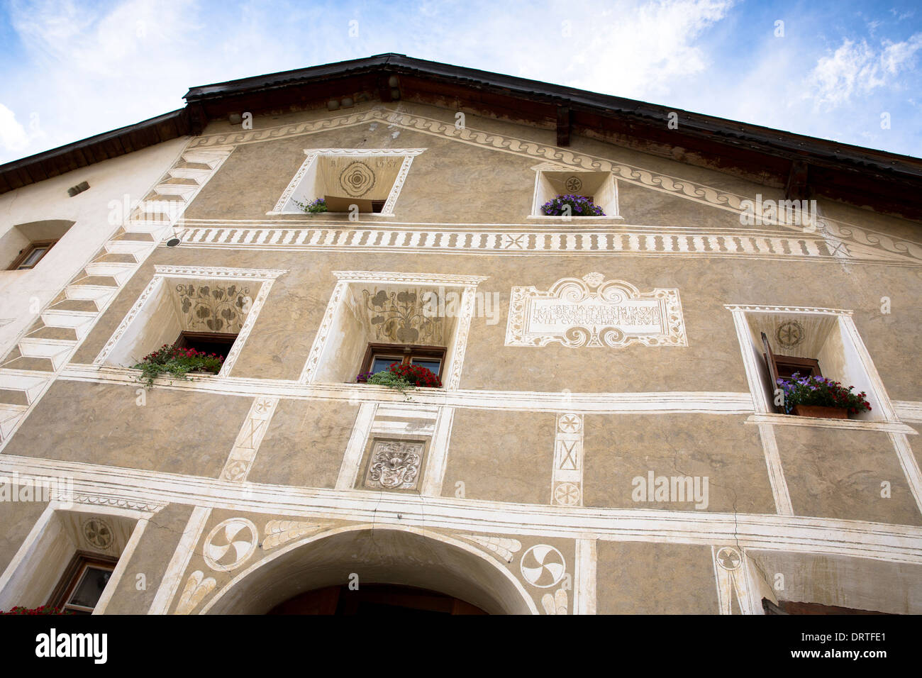 Haus im Engadin im Dorf Guarda mit alten bemalten 17. Jahrhundert Steinbauten, Schweiz Stockfoto