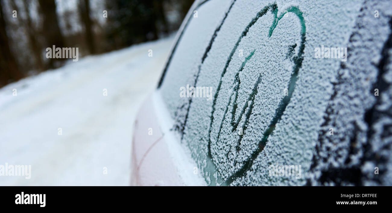 frontscheibe mit wärmedecke und ein bisschen schnee - ein lizenzfreies  Stock Foto von Photocase