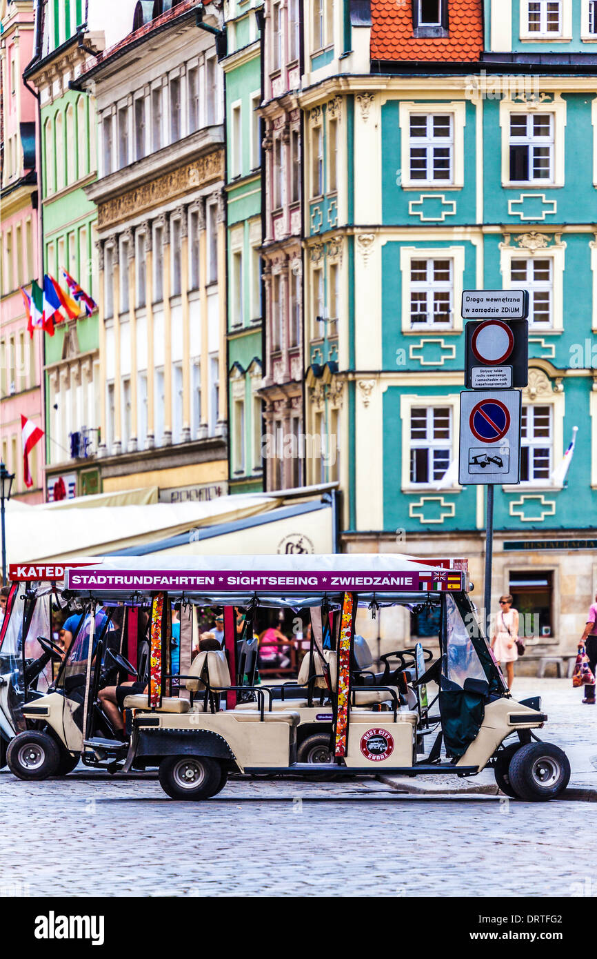 Sightseeing Tour Buggys geparkt in der Altstadt Marktplatz in Breslau. Stockfoto