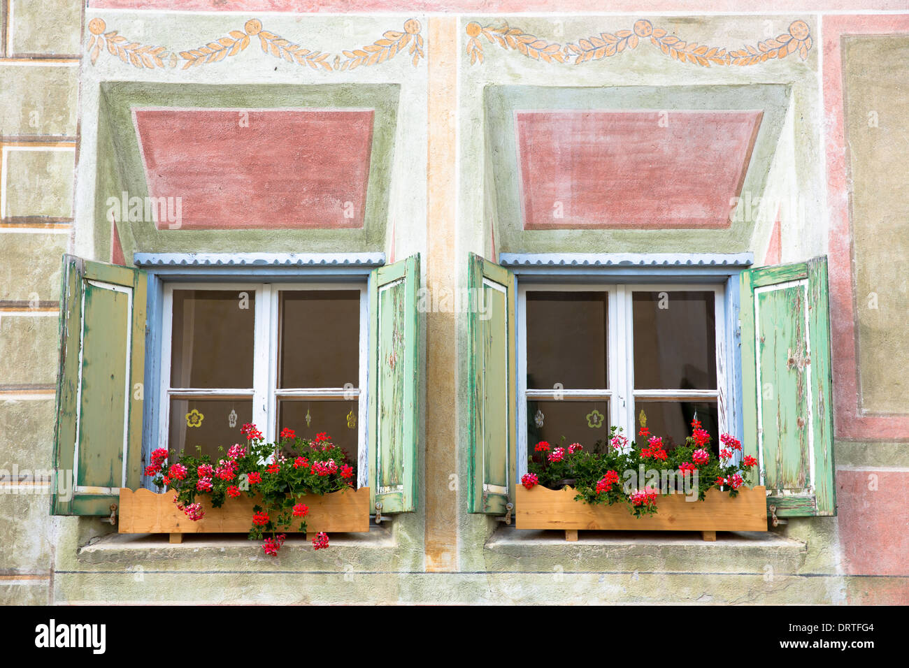 Detail des Fensters im Engadin im Dorf Guarda mit alten bemalten Stein beherbergt 17. Jahrhundert, Schweiz Stockfoto