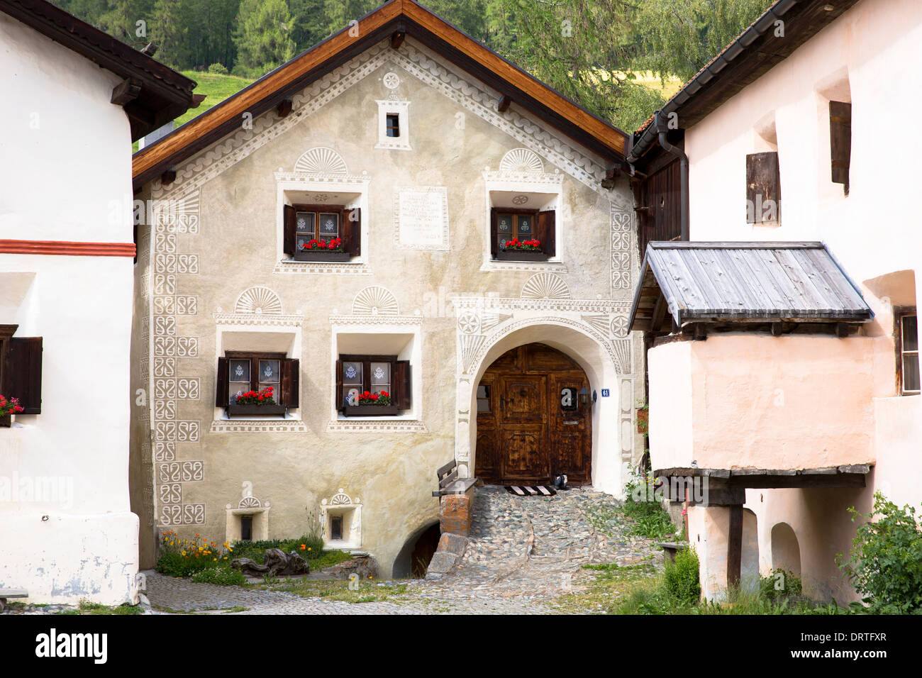 Haus im Engadin im Dorf Guarda mit alten bemalten 17. Jahrhundert Steinbauten, Schweiz Stockfoto