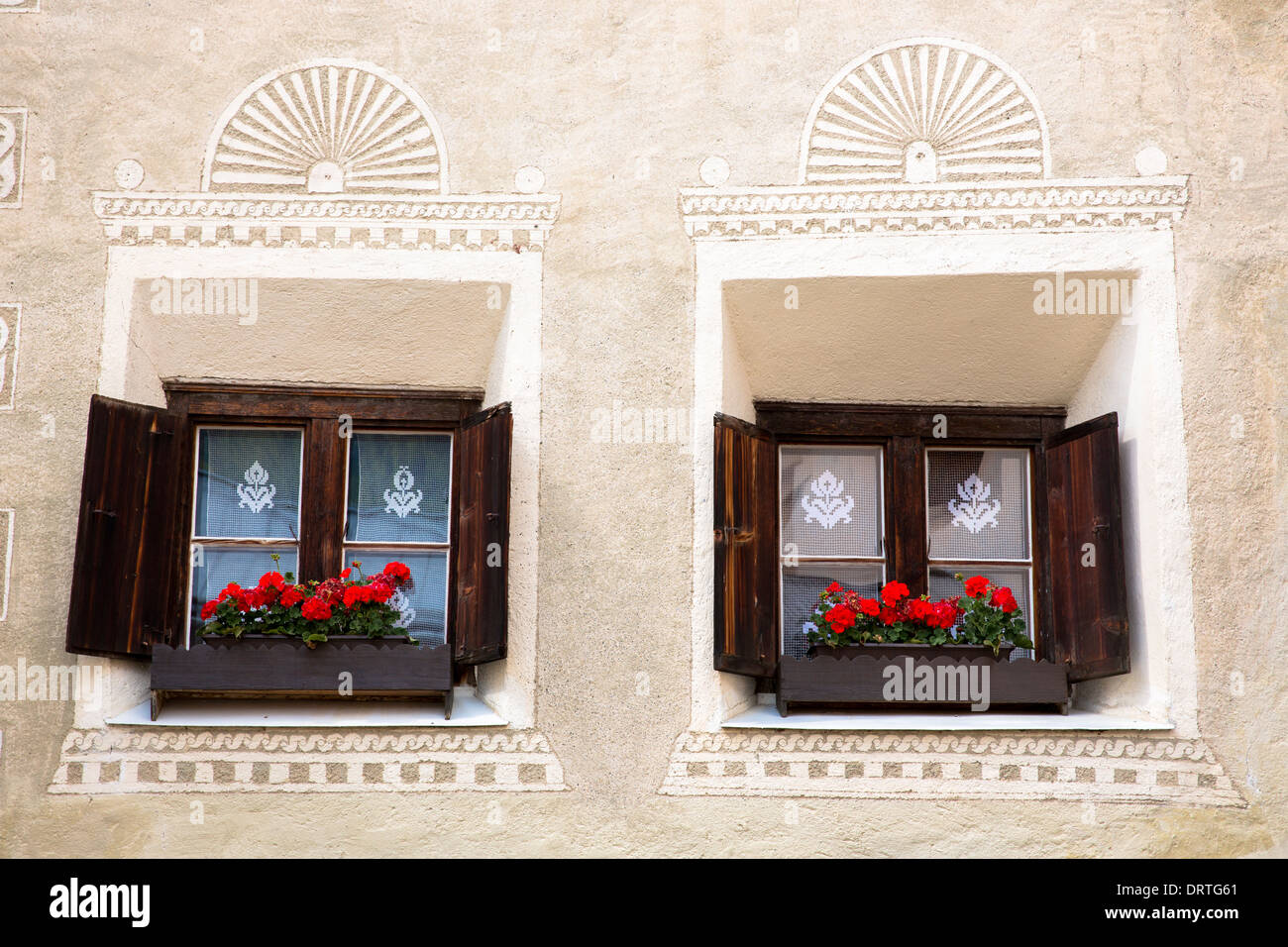 Detail des Fensters im Engadin im Dorf Guarda mit alten bemalten Stein beherbergt 17. Jahrhundert, Schweiz Stockfoto