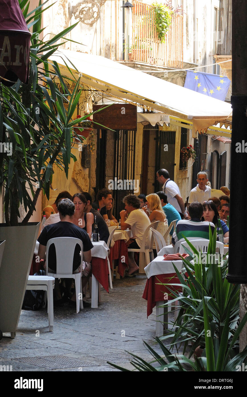 Ein Blick auf die typischen Restaurant in der Altstadt von Ortigia, Weltkulturerbe, Siracusa, Sizilien Stockfoto