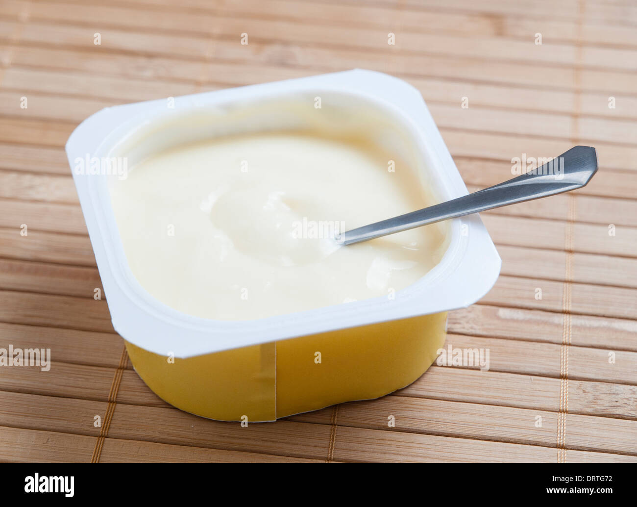 Vanillepudding und einem metallischen Löffel im Inneren in eine Studioaufnahme Stockfoto