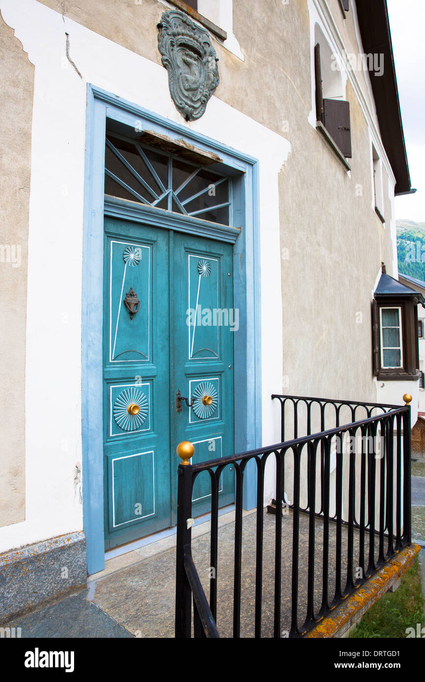 Haus im Engadin im Dorf Guarda mit alten bemalten 17. Jahrhundert Steinbauten, Schweiz Stockfoto