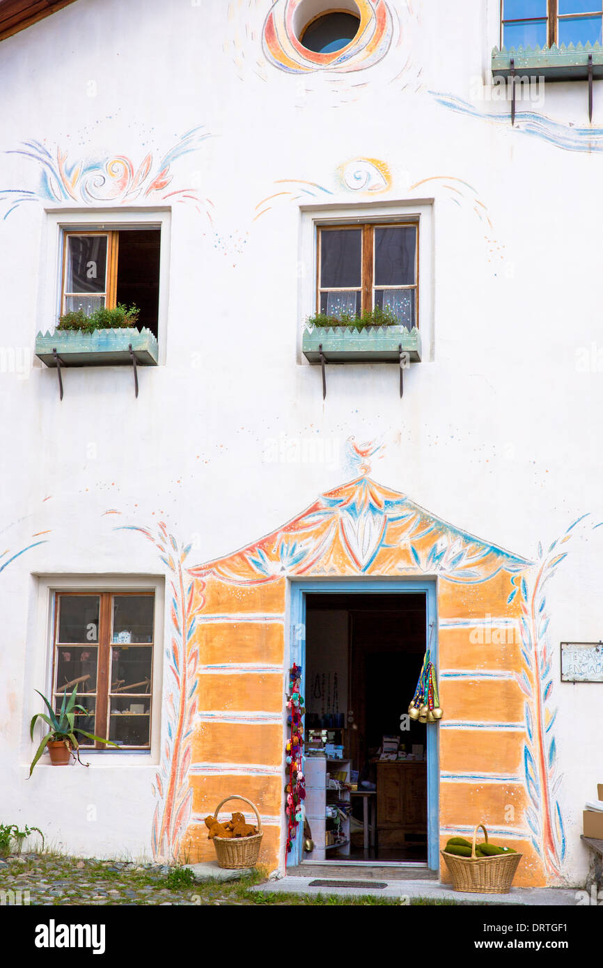 Geschenk-Shop im Engadin Dorf Guarda mit alten bemalten 17. Jahrhundert Steinbauten, Schweiz Stockfoto
