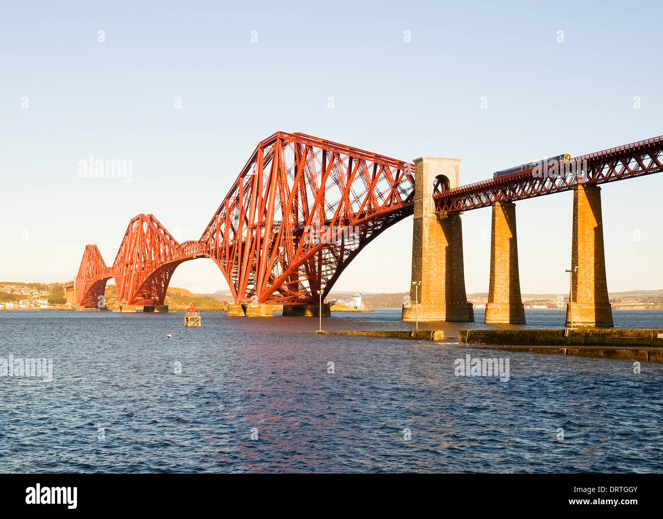 Forth Bridge in Edinburgh, Schottland an einem sonnigen Tag. Stockfoto