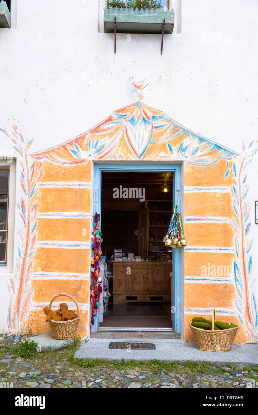 Geschenk-Shop im Engadin Dorf Guarda mit alten bemalten 17. Jahrhundert Steinbauten, Schweiz Stockfoto