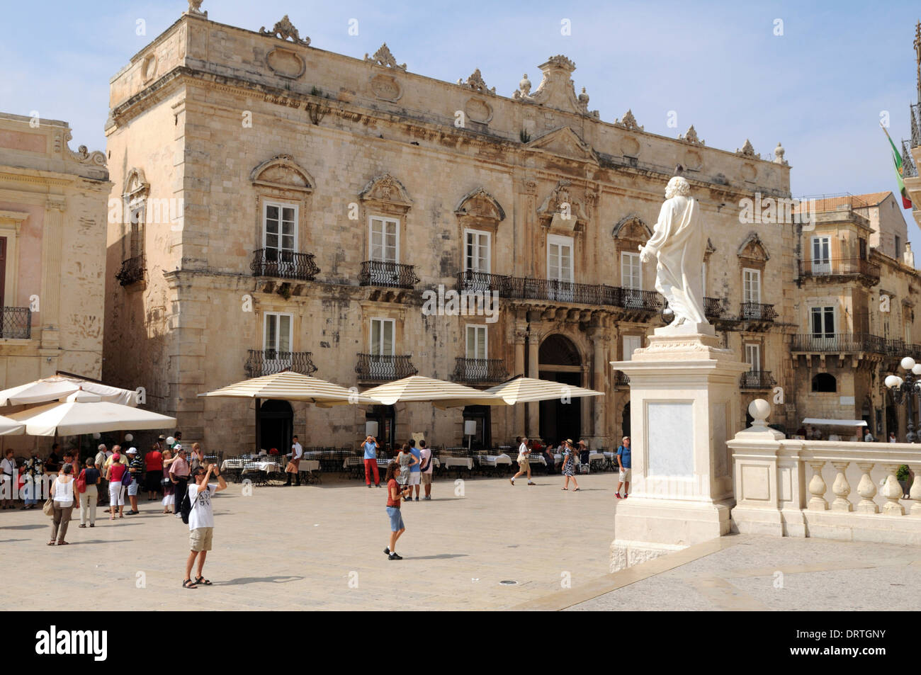 Ein Blick auf den Palazzo Beneventano in der schönen Piazza Duomo in ortigia zum Unesco Weltkulturerbe in Sizilien Stockfoto