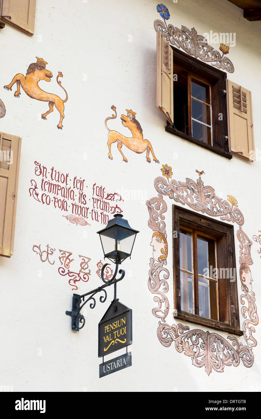 Pension Hotel Val Tuoi im Engadin im Dorf Guarda mit alten bemalten Stein beherbergt 17. Jahrhundert, Schweiz Stockfoto