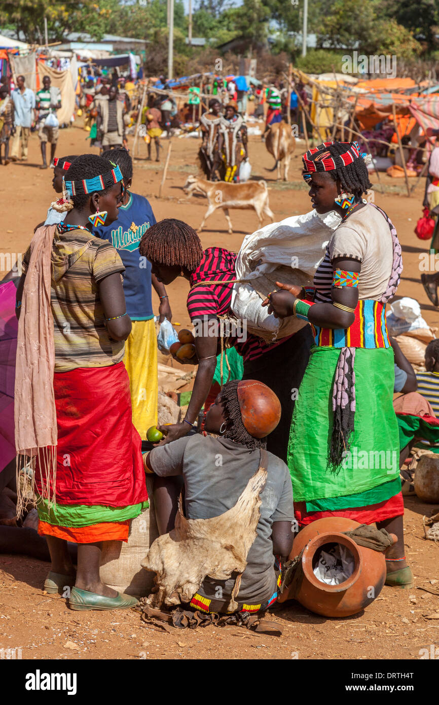 Der Donnerstagsmarkt an Schlüssel der Ferne Omo-Tal, Äthiopien Stockfoto