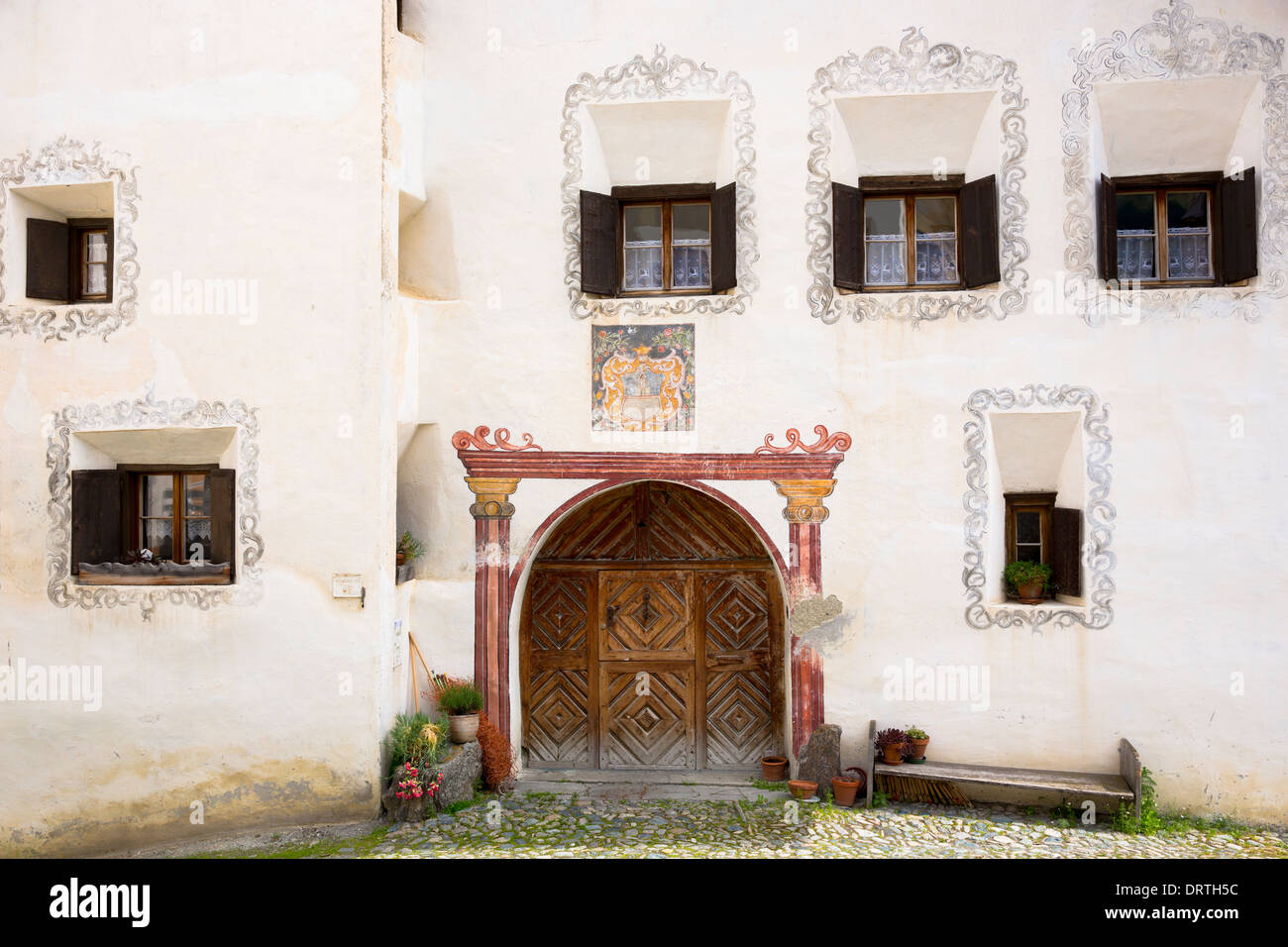Haus im Engadin im Dorf Guarda mit alten bemalten 17. Jahrhundert Steinbauten, Schweiz Stockfoto