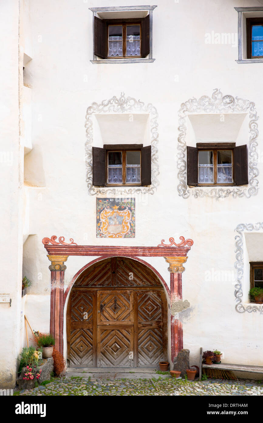 Haus im Engadin im Dorf Guarda mit alten bemalten 17. Jahrhundert Steinbauten, Schweiz Stockfoto