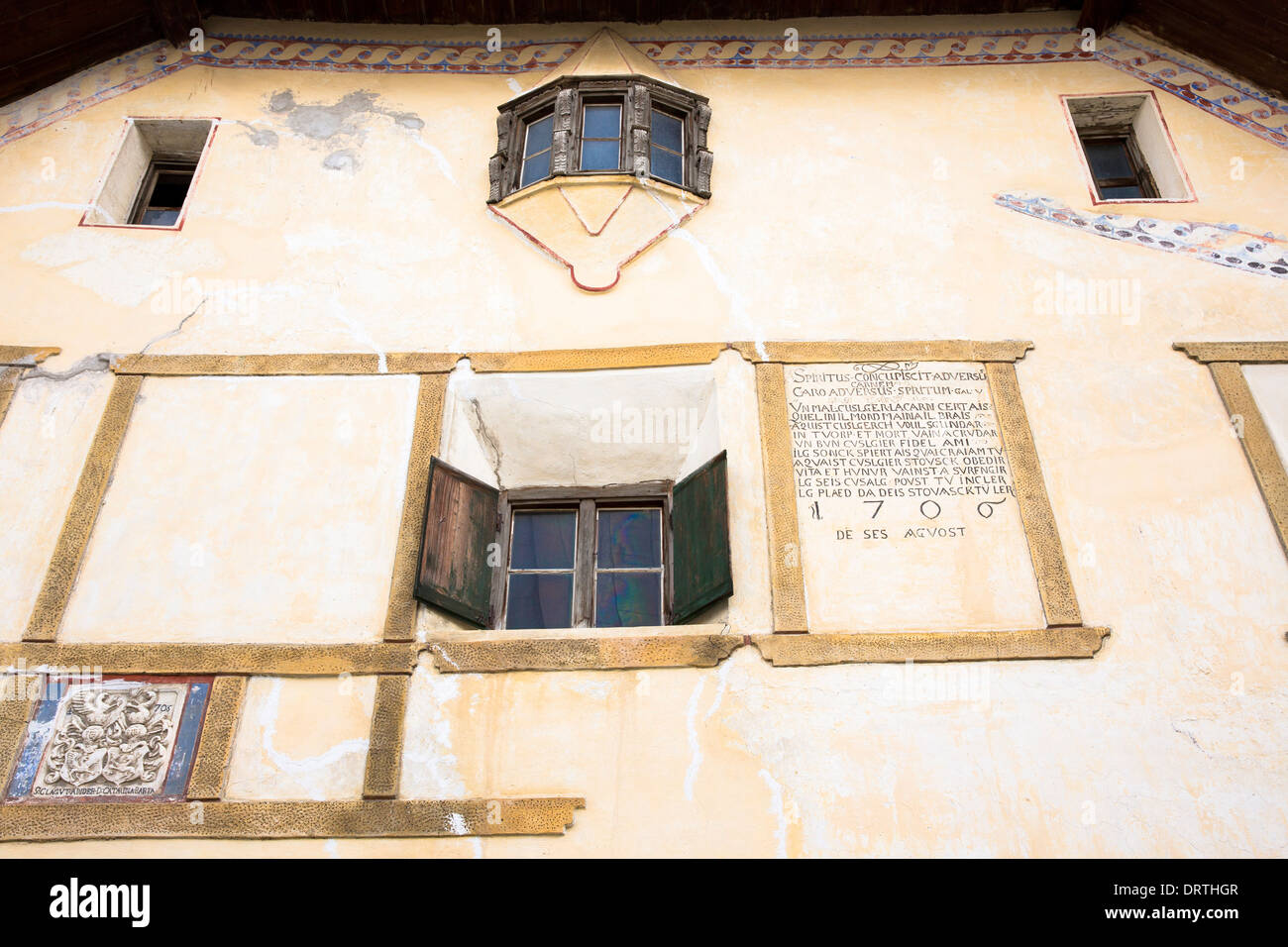 Haus im Engadin im Dorf Guarda mit alten bemalten 17. Jahrhundert Steinbauten, Schweiz Stockfoto