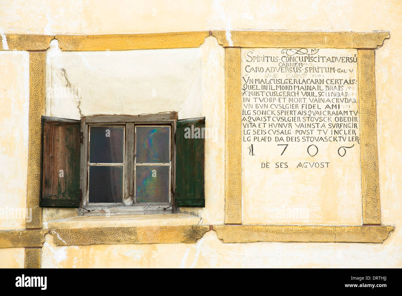Haus im Engadin im Dorf Guarda mit alten bemalten 17. Jahrhundert Steinbauten, Schweiz Stockfoto
