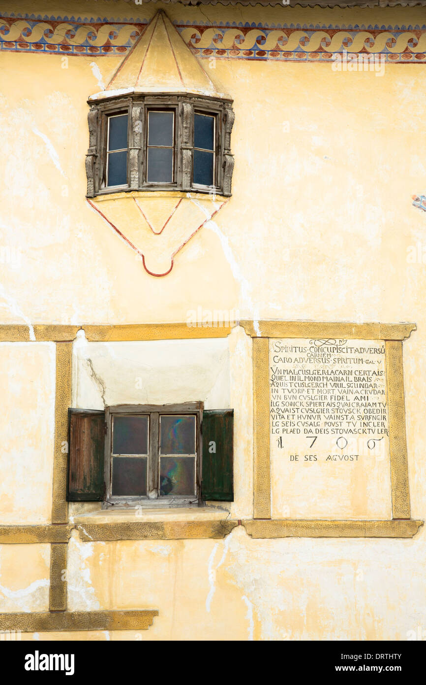 Haus im Engadin im Dorf Guarda mit alten bemalten 17. Jahrhundert Steinbauten, Schweiz Stockfoto