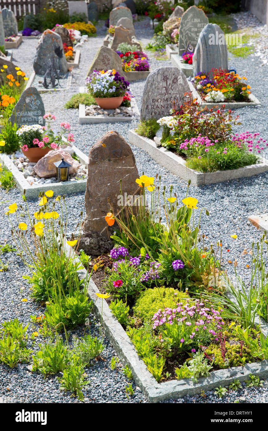 Kirchhof im Engadin Dorf Guarda, Schweiz Stockfoto