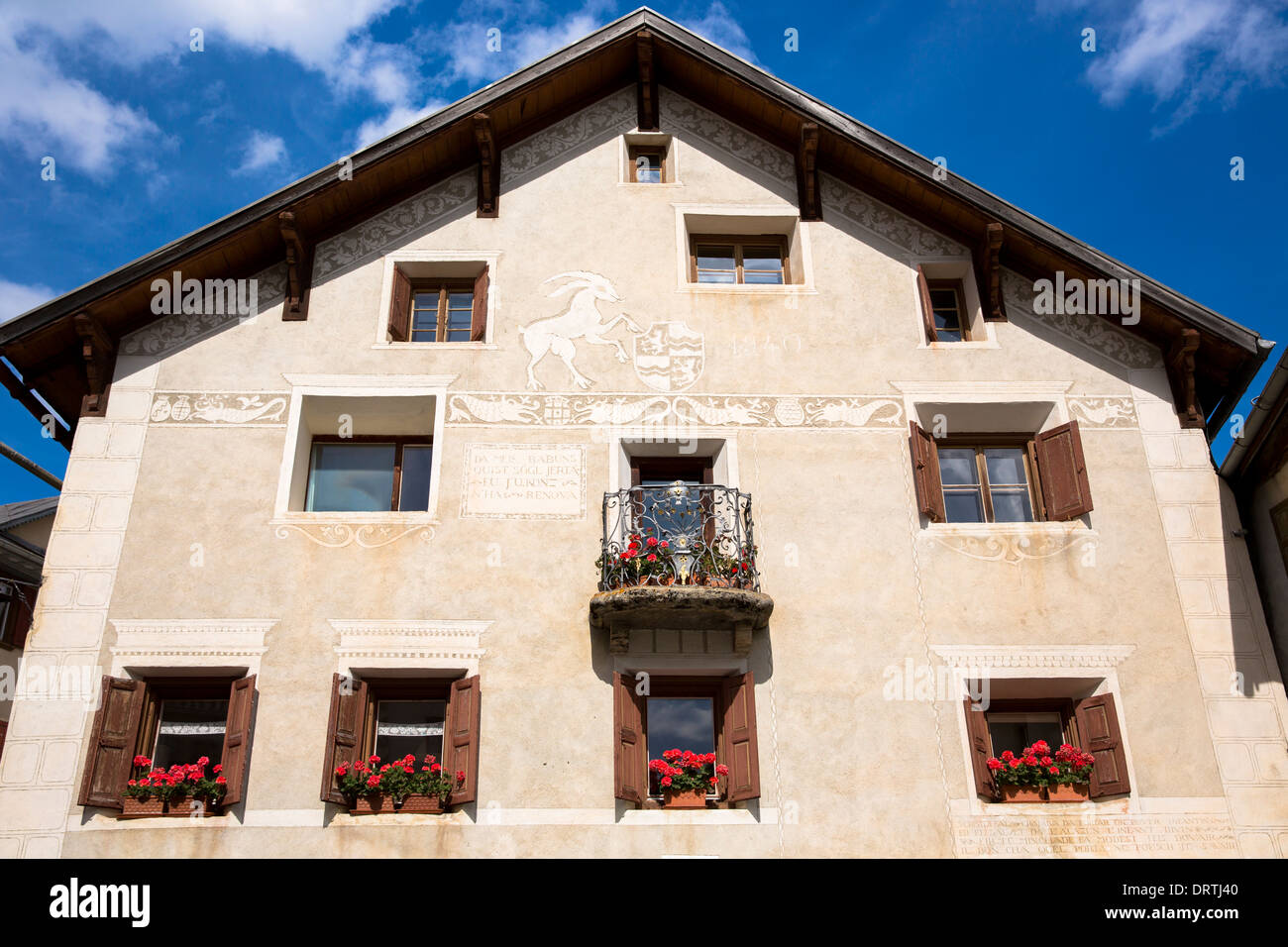Haus im Engadin im Dorf Guarda mit alten bemalten 17. Jahrhundert Steinbauten, Schweiz Stockfoto