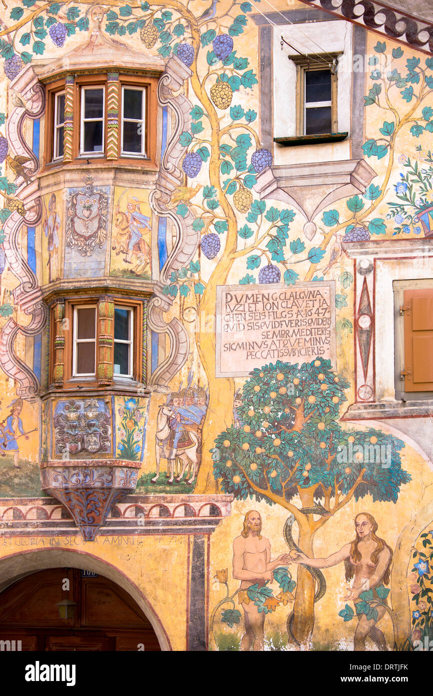 Adam und Eva Wandbild und Rätoromanisch Inschrift im Engadin Dorf Ardez mit bemalten 17. Jahrhundert Häuser, Schweiz Stockfoto