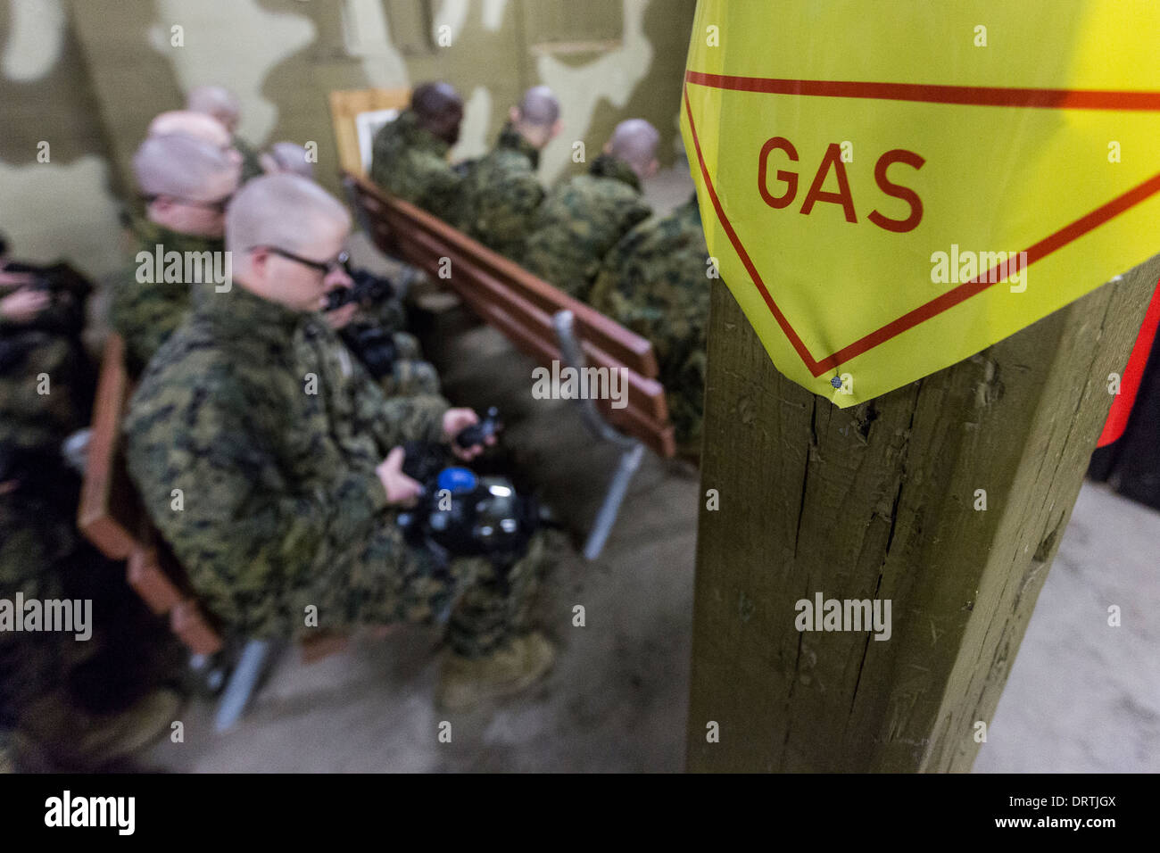 US Marine Rekruten sind während Bootcamp 13. Januar 2014 in Parris Island, SC. im richtigen Gebrauch der ihre Gasmaske trainiert. Stockfoto
