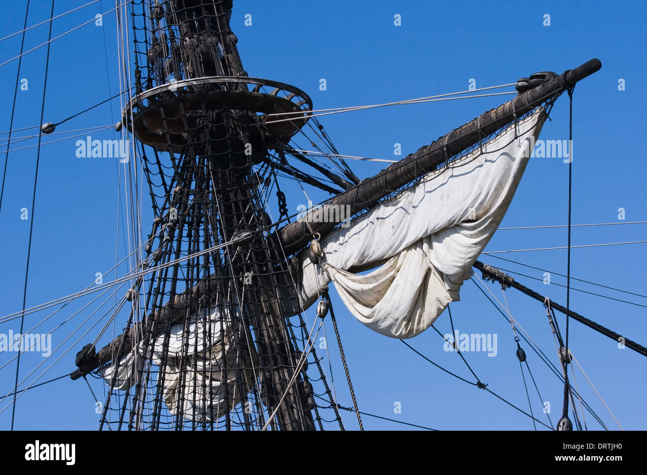 Mast, Seile und Segel aus alten Segelschiff auf blauen Himmelshintergrund Stockfoto