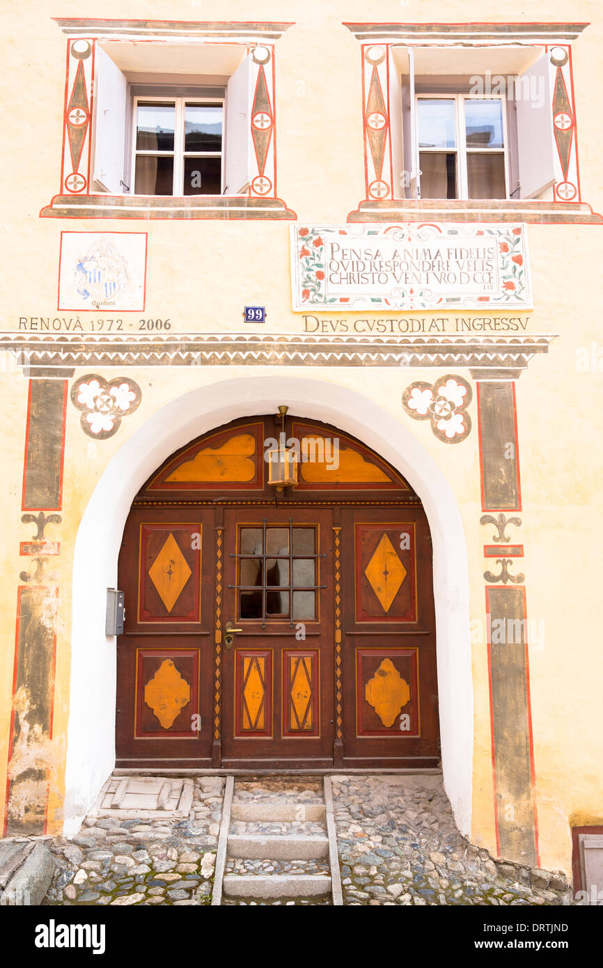 Haus im Engadin im Dorf Ardez mit alten bemalten 17. Jahrhundert Gebäude, Schweiz Stockfoto