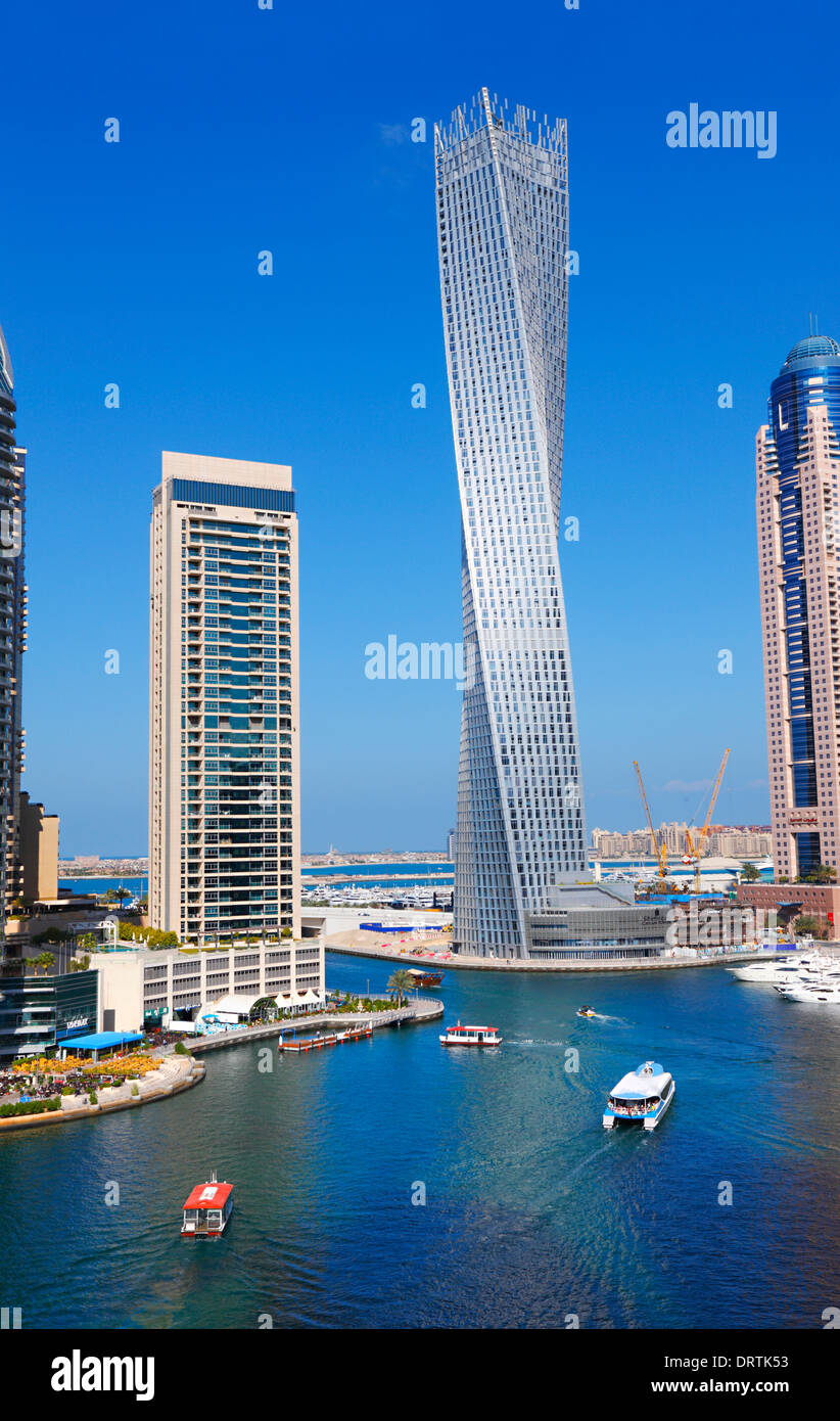 Dubai Marina mit Cayan verdreht Turm in der Mitte. Stockfoto