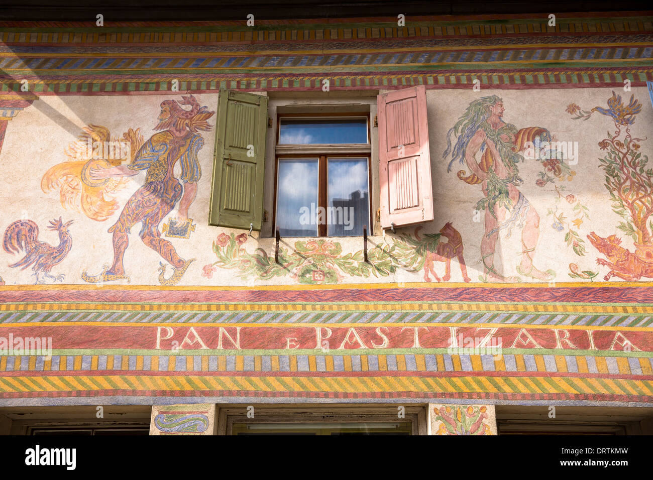 Pan e Pastizaria Café und Brot-Shop im Engadin Dorf Ardez mit bemalten 17. Jahrhundert Steinbauten, Schweiz Stockfoto