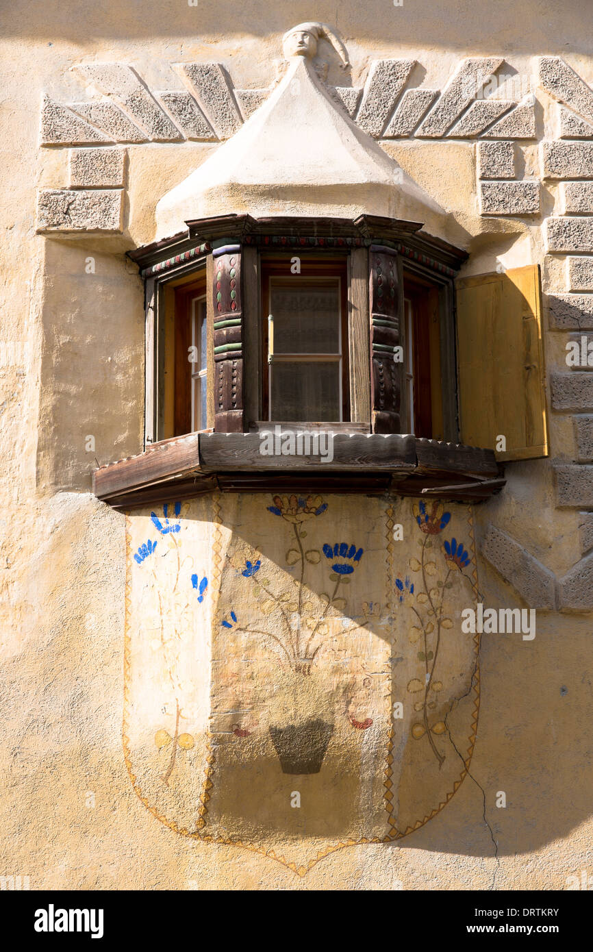 Haus im Dorf Ardez im Engadin mit alten bemalten 17. Jahrhundert Steinbauten, Schweiz Stockfoto
