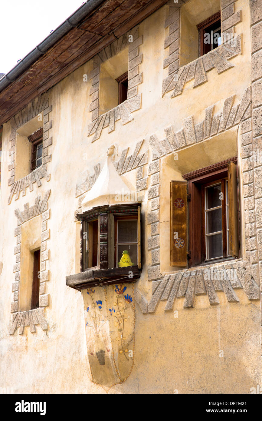 Haus im Dorf Ardez im Engadin mit alten bemalten 17. Jahrhundert Steinbauten, Schweiz Stockfoto