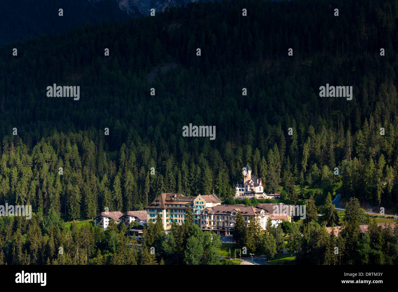 Vulpera Burg 11. Jahrhundert und Hotel Schweizerhof von der Straße von Scuol im Engadin Tal, Schweiz Stockfoto