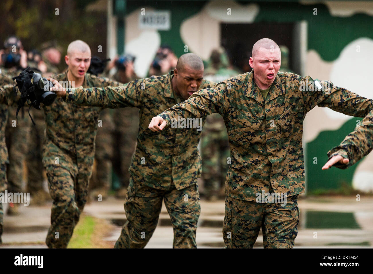 US Marine Rekruten zu ersticken und schnappen nach Luft nach dem Beenden der Gaskammer während Bootcamp 13. Januar 2014 in Parris Island, SC. Stockfoto