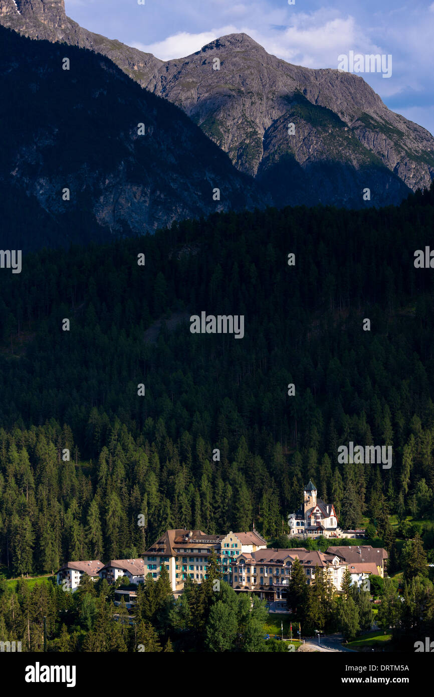 Vulpera Burg 11. Jahrhundert und Hotel Schweizerhof von der Straße von Scuol im Engadin Tal, Schweiz Stockfoto