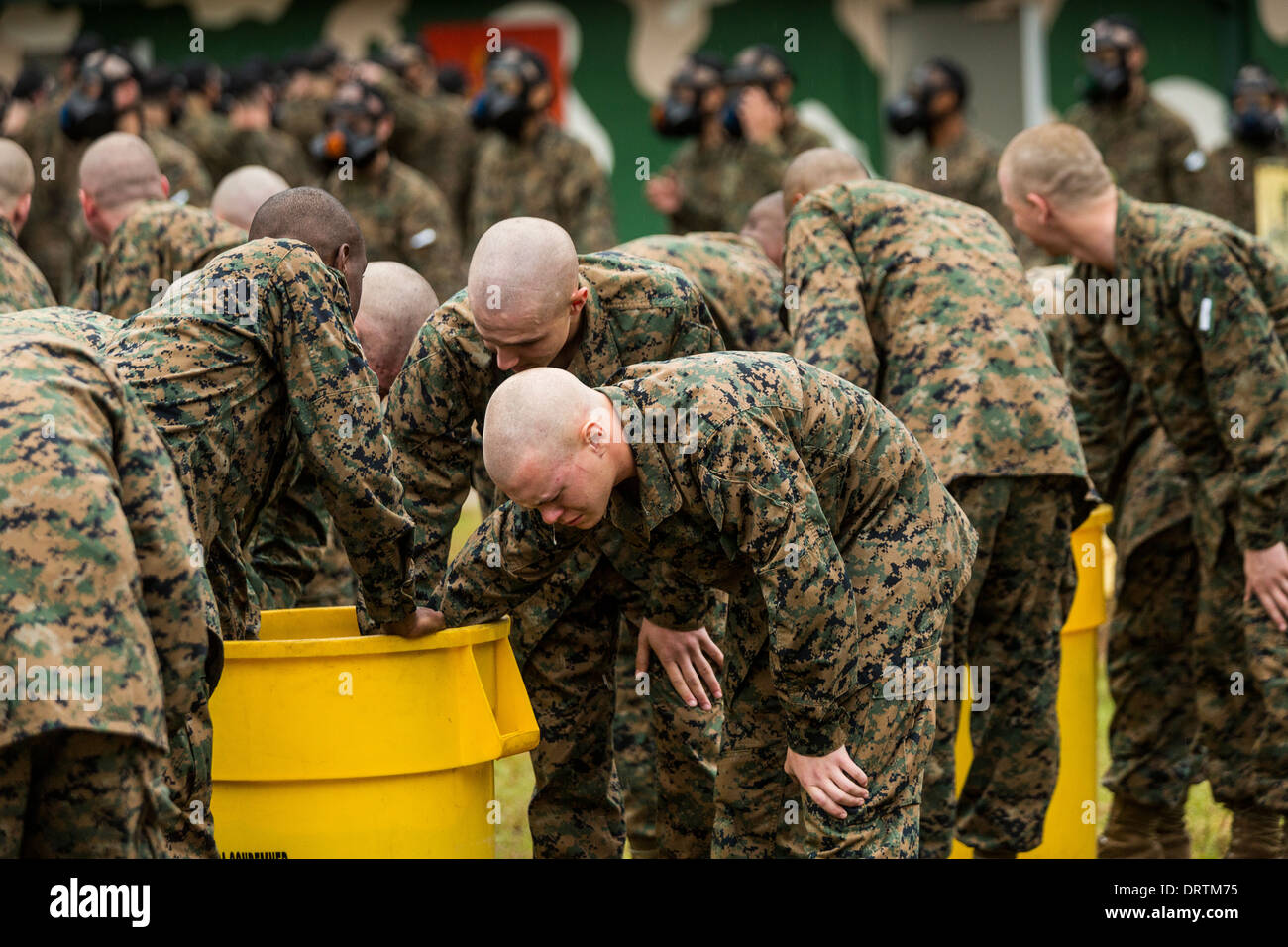 US Marine Rekruten zu ersticken und schnappen nach Luft nach dem Beenden der Gaskammer während Bootcamp 13. Januar 2014 in Parris Island, SC. Stockfoto