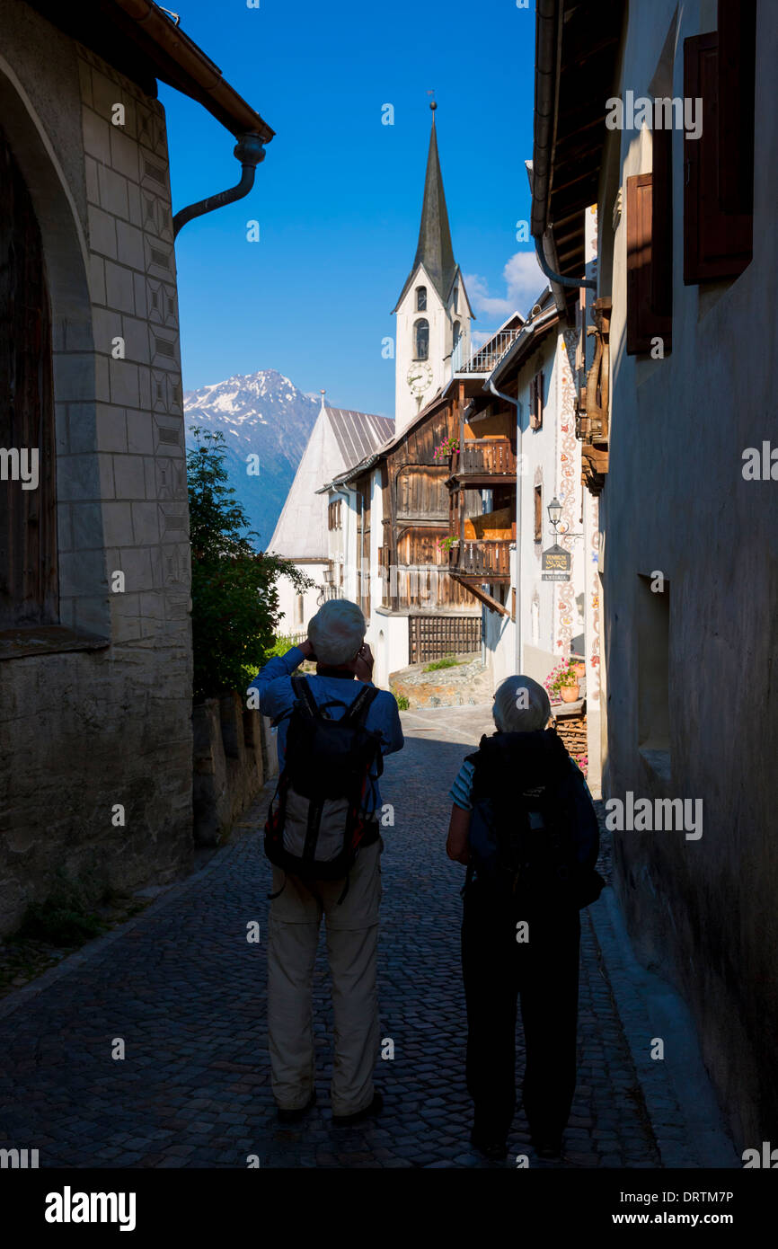 Touristen im Dorf Guarda im Unterengadin Tal alte Welt bezaubern und malte 17. Jahrhundert Steinbauten, Schweiz Stockfoto