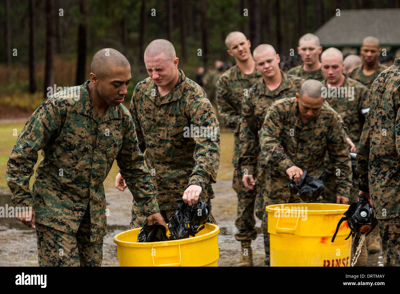 US Marine Rekruten zu ersticken und schnappen nach Luft nach dem Beenden der Gaskammer während Bootcamp 13. Januar 2014 in Parris Island, SC. Stockfoto