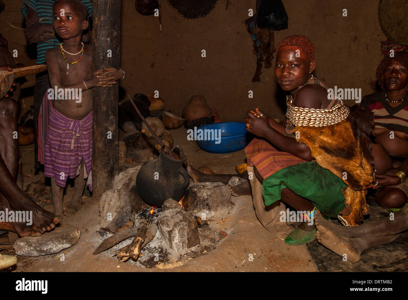 Banna Stamm-Familie in ihrer Wohnung, Omo-Tal, Äthiopien Stockfoto