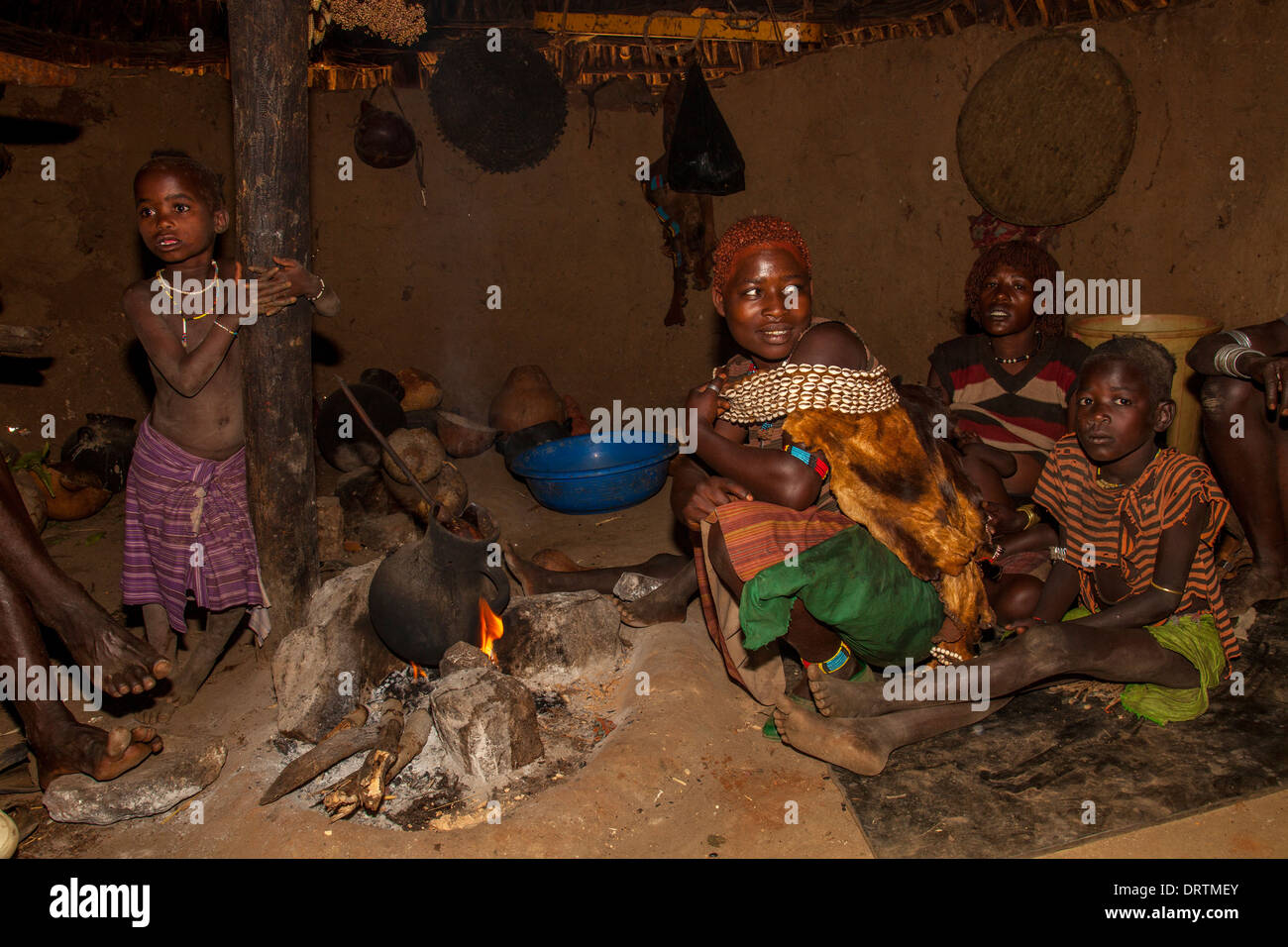 Banna Stamm-Familie in ihrer Wohnung, Omo-Tal, Äthiopien Stockfoto