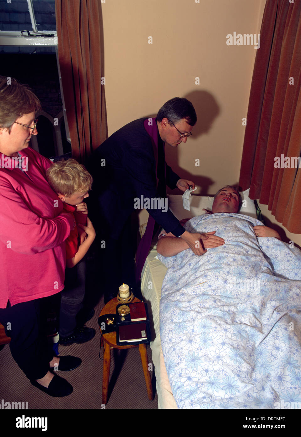 Sacrement Der Salbung Des Kranken Priester Hande Familienmitglieder Anwesend Letzte Olung Stockfotografie Alamy