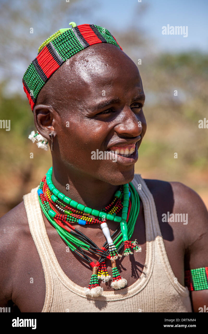 Ein junger Mann aus der Hamer Stamm, Turmi, Omo-Tal, Äthiopien Stockfoto
