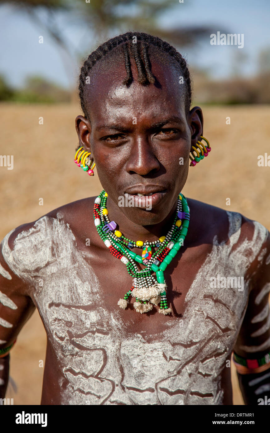 Boy vom Stamm Hamer außerhalb seines Dorfes, in der Nähe von Turmi, Omo-Tal, Äthiopien Stockfoto