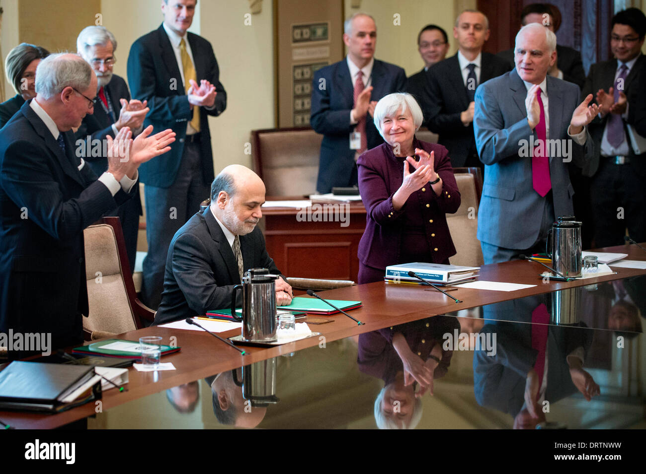 US-Notenbankchef Ben Bernanke erhält eine Standing Ovation bei seiner letzten Sitzung des Gouverneursrats 27. Januar 2014 in Washington, DC. Janet Yellen (rechts) werden Bernake ersetzen. Stockfoto