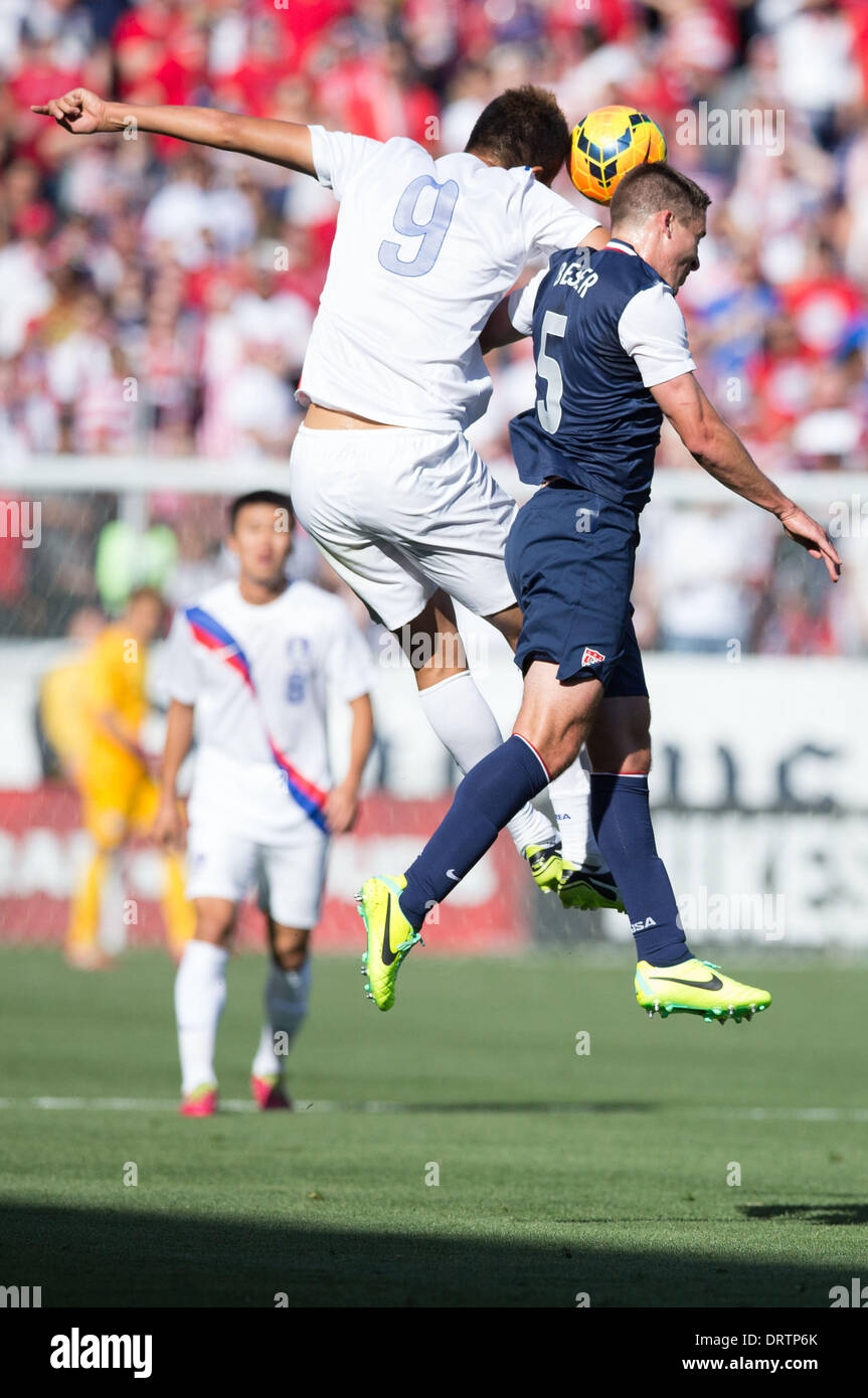 Carson, Kalifornien, USA. 1. Februar 2014.  Südkorea nach vorne Kim Shin-Wook (9) und USA Verteidiger Matt Besler (5) Kampf um den Ball in der ersten Hälfte während des Spiels zwischen den USA und Südkorea am StubHub Center in Carson, CA. Credit: Csm/Alamy Live-Nachrichten Stockfoto